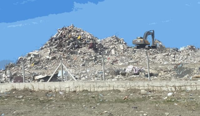 Yıkılmış Bir Ev Gibiyim